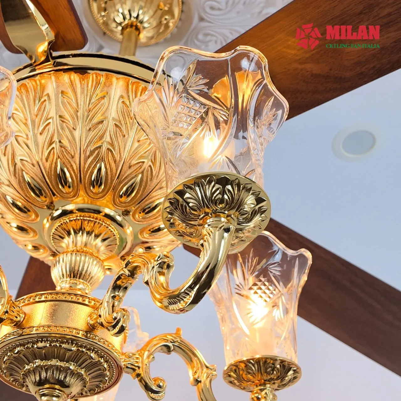 Quạt trần đèn chùm cổ điển mạ vàng 24K FY962 kết hợp 5 chao đèn led E14
